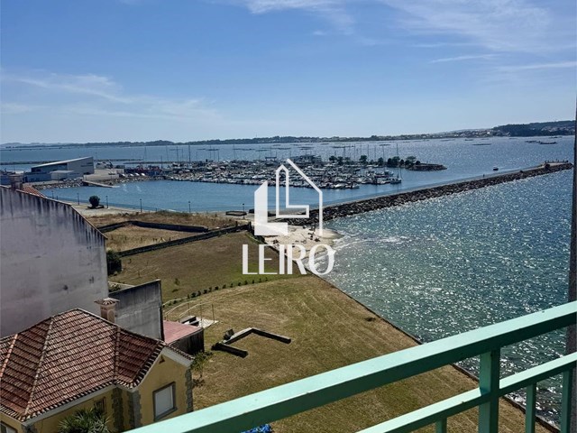 APARTAMENTO EN PRIMERA LINEA CON VISTAS Y TERRAZA - Vilanova de Arousa