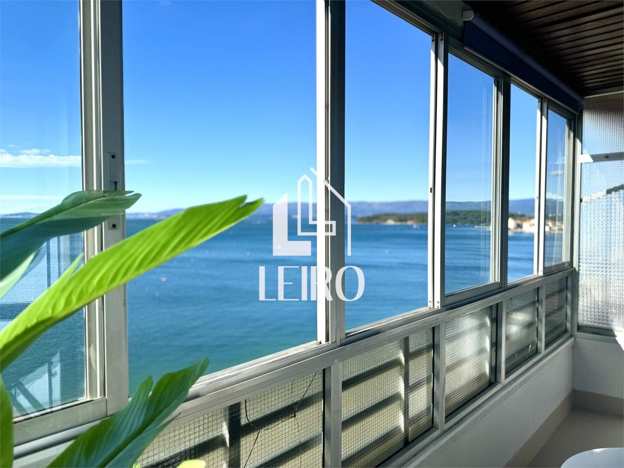 Foto 2  APARTAMENTO EXCLUSIVO CON TERRAZA, EN PRIMERA LINEA DE PLAYA Y VISTAS DIRECTAS AL MAR