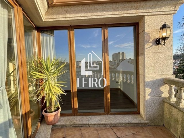 ÁTICO DÚPLEX AMUEBLADO CON TERRAZA Y 2 PLAZAS DE GARAJE - Vilagarcía de Arousa
