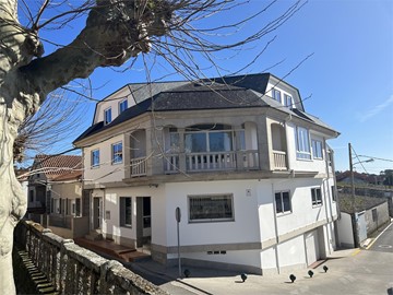 Casa Céntrica con 2 Viendas Independientes Local Comercial y Garaje - Illa de Arousa