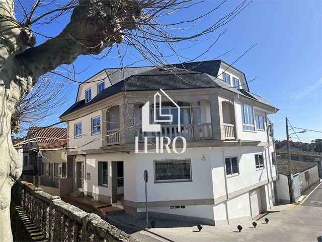 Casa Céntrica con 2 Viendas Independientes Local Comercial y Garaje - Illa de Arousa