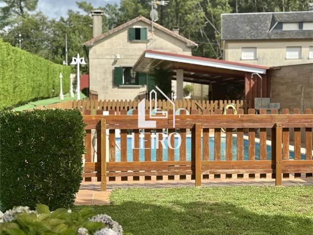 CASA CON TERRENO Y PISCINA  - Vilanova de Arousa