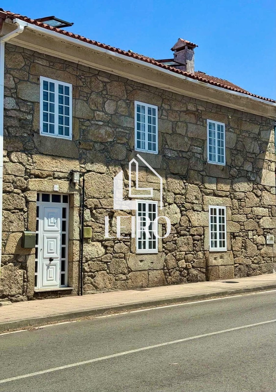 Foto 1 CASA DE PIEDRA CON TERRENO  Y GARAJE 