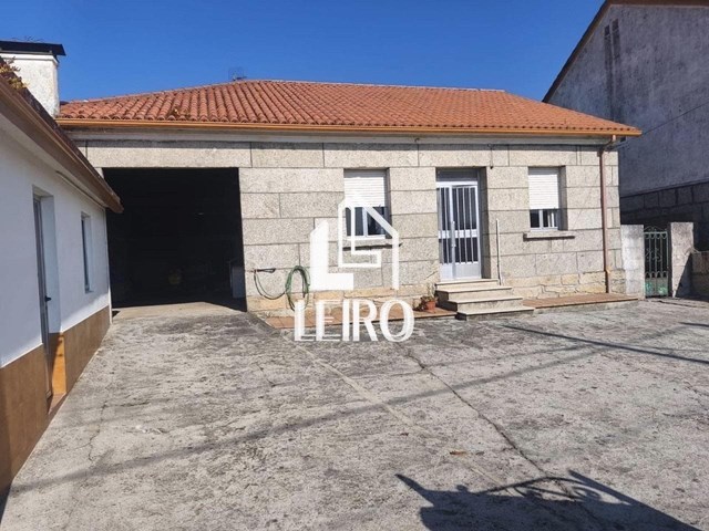 CASA DE PIEDRA EN PLANTA BAJA CON TERRENO  - Vilanova de Arousa