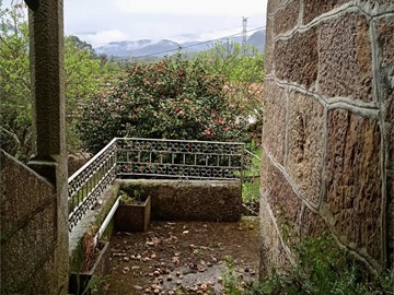 Casa de Piedra Gallega a Reformar con Terreno - Ribadavia