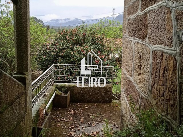 Casa de Piedra Gallega a Reformar con Terreno - Ribadavia