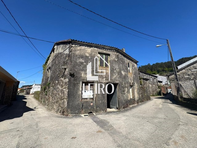 CASA DE PIEDRA Q REHABILITAR CON JARDIN, UN TERRENO ENFRENTE Y VISTAS AL  MAR - Rianxo