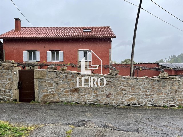 Casa de Pueblo Restaurada con Jardín - Catoira