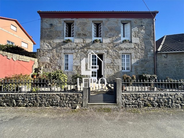 Casa de Pueblo Semi-Reformada con Terreno - Vilanova de Arousa