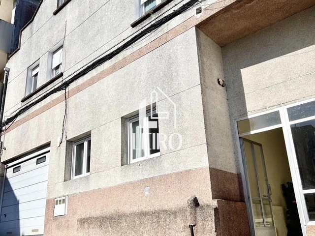 CASA DIVIDIDA EN VARIOS APARTAMENTOS CON JARDON  - O Grove