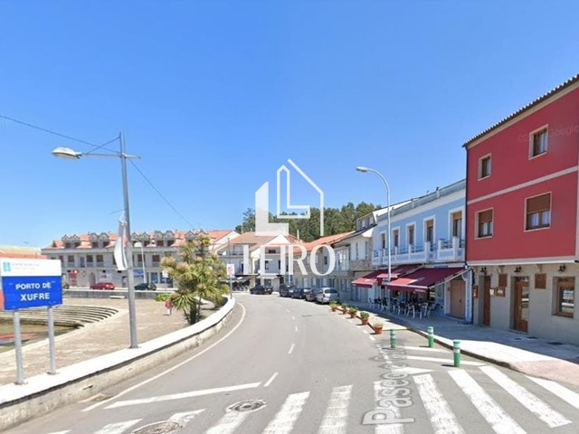 Casa en Primera Línea de Mar con Bajo Comercial - Illa de Arousa