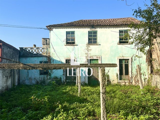 Casa en Ruinas con Terreno  - Vilanova de Arousa