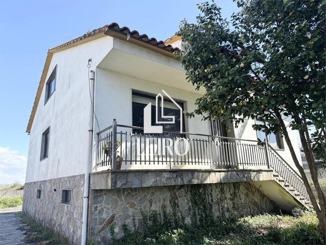 CASA INDEPENDIENTE CON TERRENO  A 100 m DE LA PLAYA - Illa de Arousa