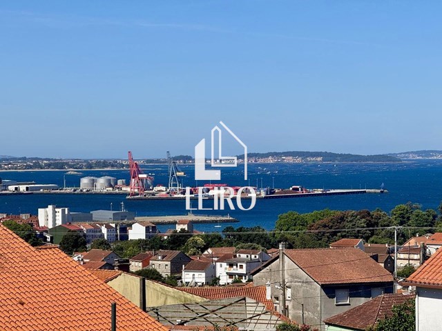 CASA SEMIREFORMADA CON TERRENO Y VISTAS AL MAR  - Vilagarcía de Arousa