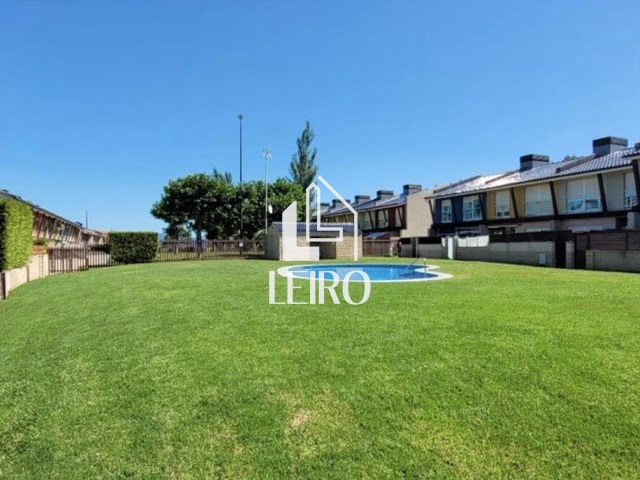 CHALET ADOSADO CON JARDIN  Y PISCINA COMUNITARIA SEGUNDA LINEA DE PLAYA - Vilanova de Arousa