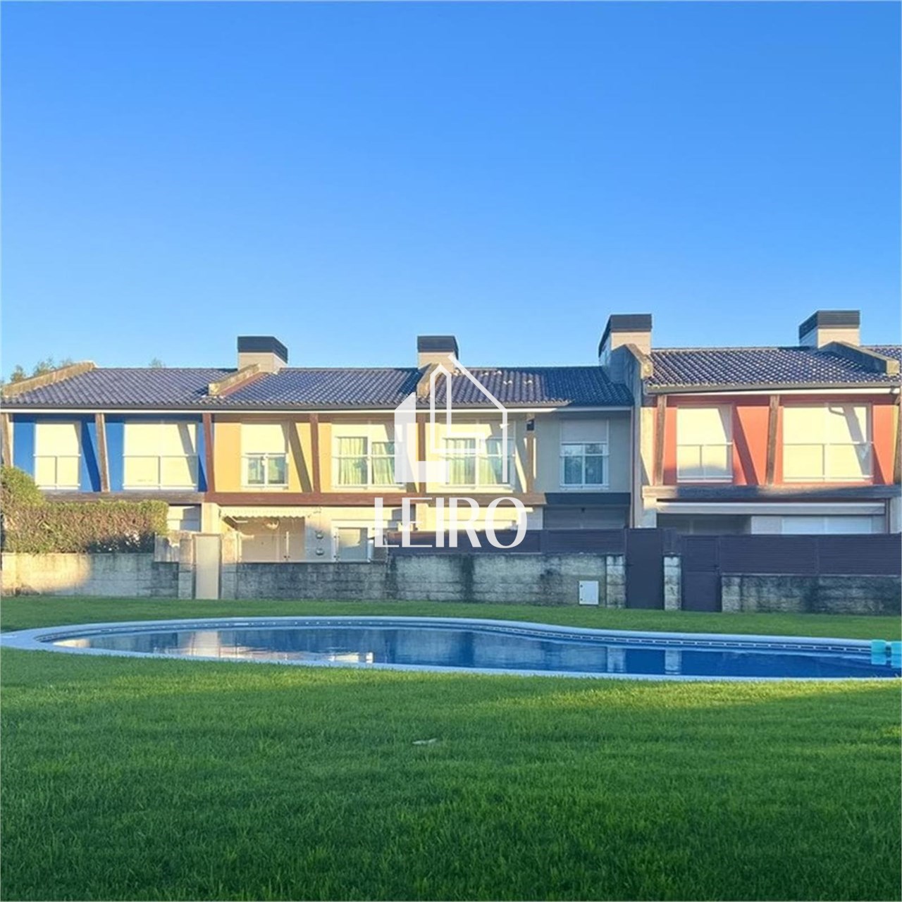 Foto 2 CHALET ADOSADO CON JARDIN  Y PISCINA COMUNITARIA SEGUNDA LINEA DE PLAYA