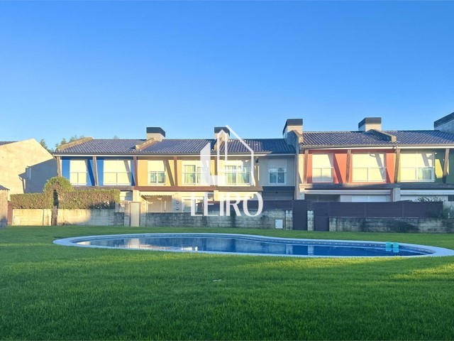 Chalet Adosado en Urbanización con Piscina zona Playa  - Vilanova de Arousa