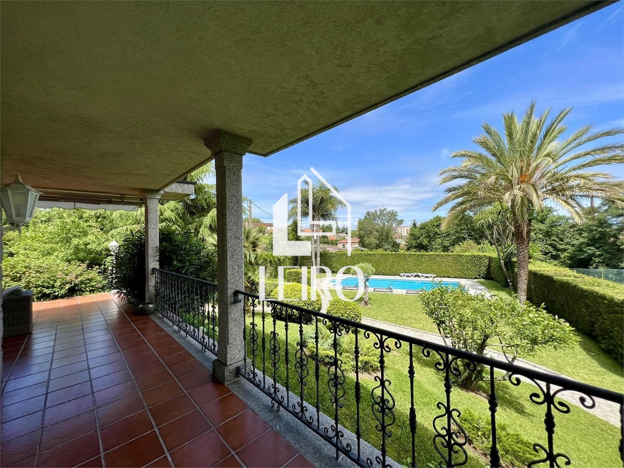 Foto 3 Chalet de Piedra con Jardín, Piscina y Pista de tenis cerrada, cerca del centro
