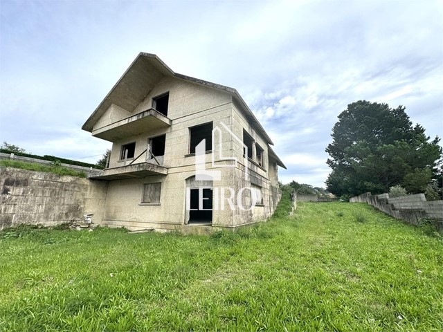 CHALET DE PIEDRA EN ESTRUCTURA CON PROYECTO Y LICENCIA   - Vilagarcía de Arousa
