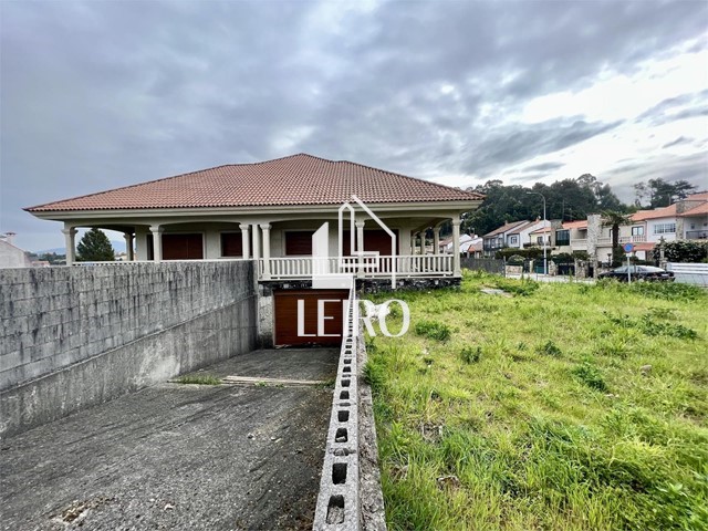 Chalet Pareado de Piedra a Rematar - Vilagarcía de Arousa