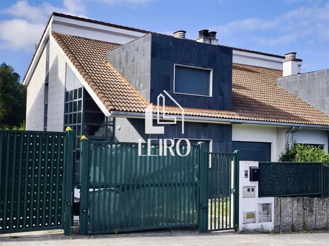 CHALET PAREADO EN URBANIZACIÓN CON JARDIN - Vilagarcía de Arousa