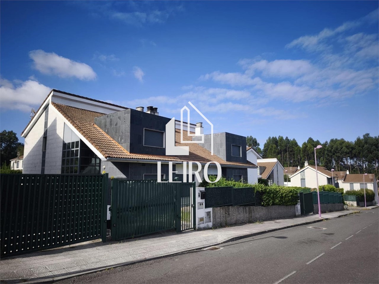 Foto 2 CHALET PAREADO EN URBANIZACIÓN CON JARDIN