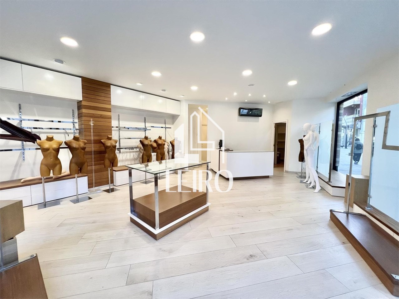 Foto 4 LOCAL COMERCIAL ACONDICIONADO CON FANTASTICA UBICACIÓN