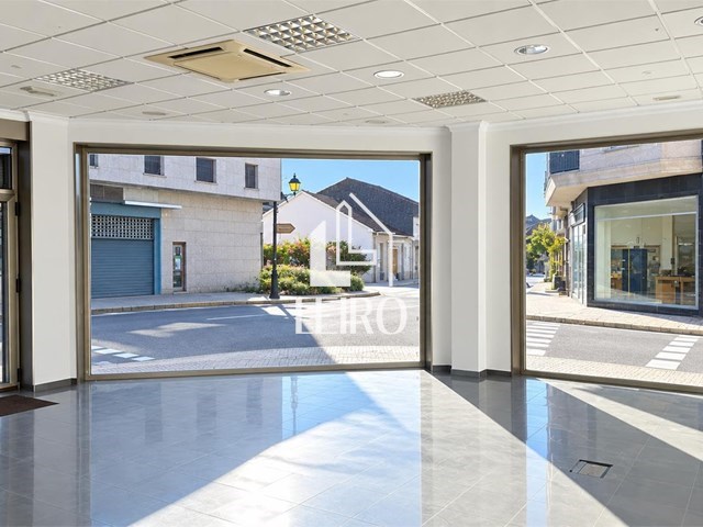 LOCAL COMERCIAL ACONDICIONADO CON MUCHA VISIBILIDAD - Cambados