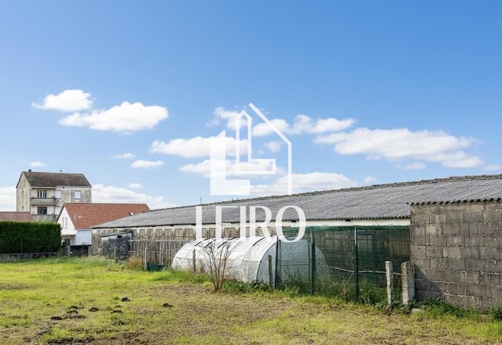 Foto 2 NAVE CON TERRENO Y ZONA APARCAMIENTO