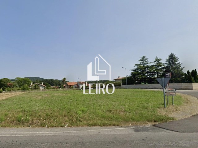 PARCELA EDIFICABLE EN ESQUINA CON VISTAS EN ZONA RESIDENCIAL - Vilagarcía de Arousa