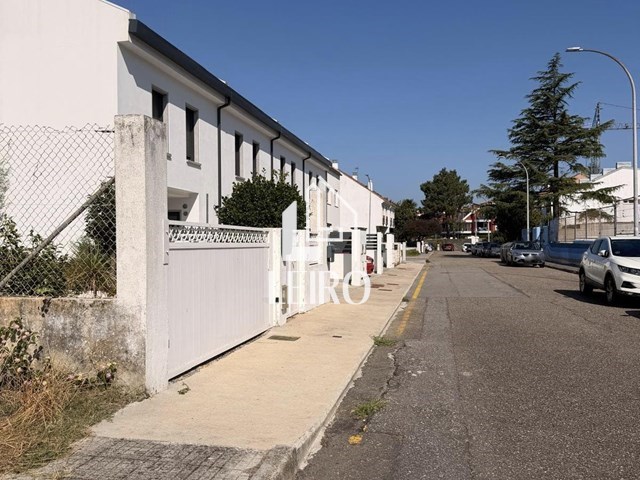 PARCELA EDIFICABLE ZONA RESIDENCIAL A ESCASOS METROS DE LA PLAYA - Vilagarcía de Arousa