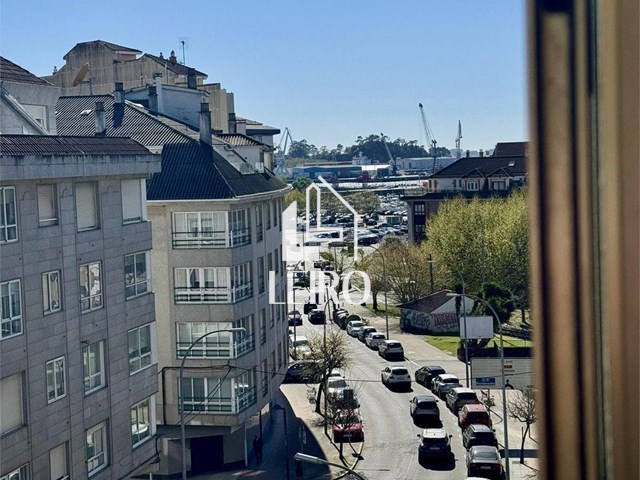 PISO DE TRES DORMITORIOS EN EDIFICIO CON PISCINA - Vilagarcía de Arousa