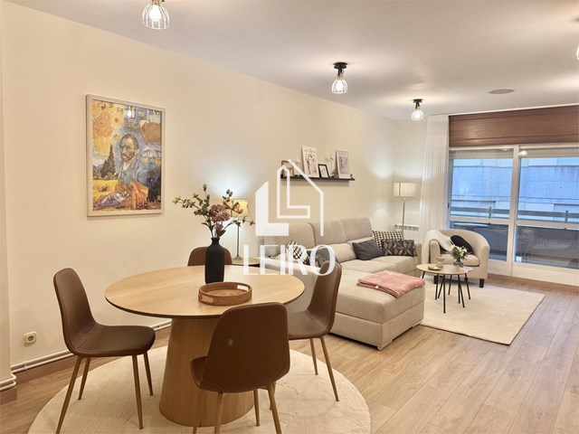 PISO MUY CÉNTRICO CON TERRAZA DE 4 DORMITORIOS,  AMUEBLADO, CON GARAJE - Vilagarcía de Arousa