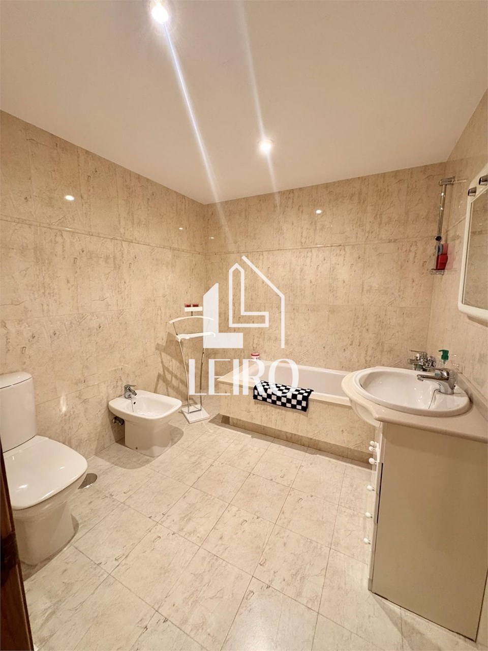 Foto 9 PISO TRES DORMITORIOS CON TERRAZA GARAJE Y TRASTERO