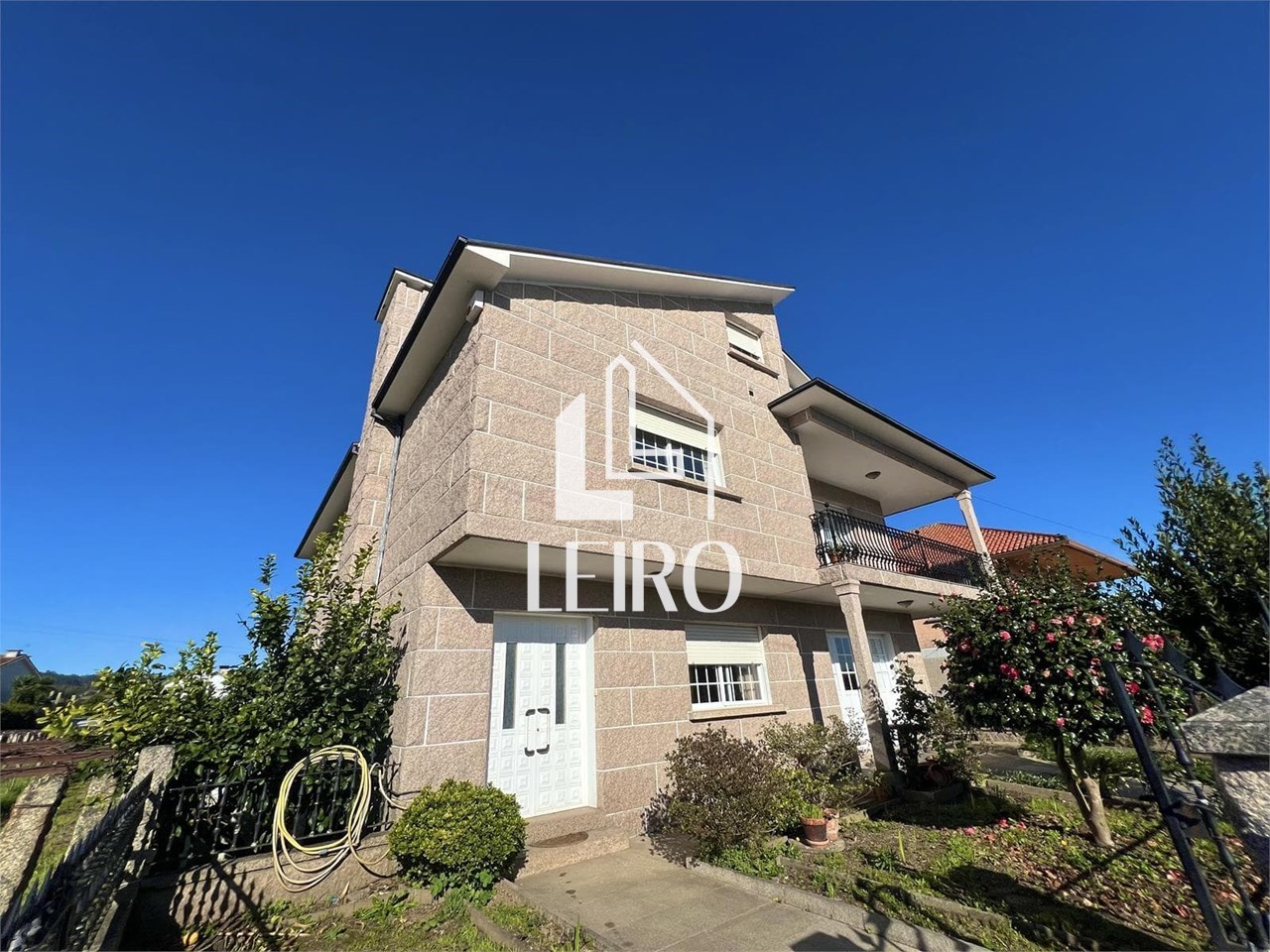 Foto 2 VIVIENDA UNIFAMILIAR  DE PIEDRA CON TERRENO MUY BIEN COMUNICADA